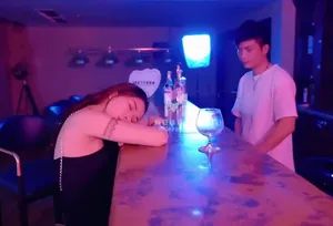 Anh bartender quán rượu đưa em khách chuối say xỉn về nhà rồi tranh thủ …